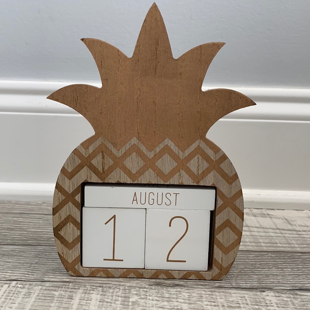 Cute pineapple daily calendar